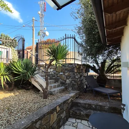 Piccola Casa Con Giardino Dom wakacyjny